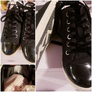 DKNY patent leather w Felt lace up. Sz 6.5